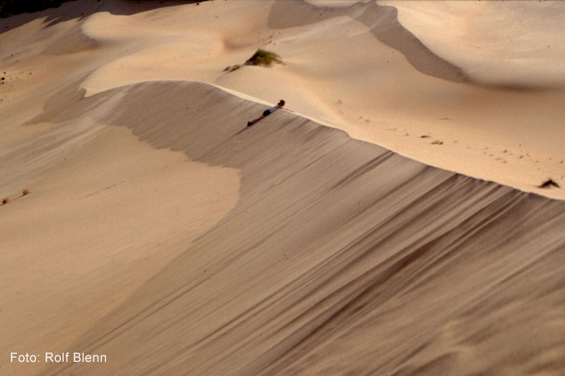 Mädchen auf Sanddüne in Namibia