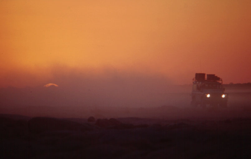 eine Landrover im Staub