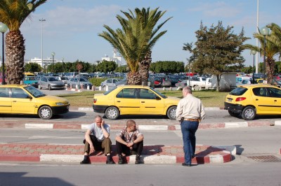 Die Freunde warten an der Strasse