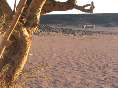 Ein Camp zwischen Steinen
