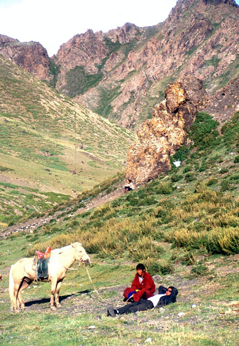 jungs mit pferden in der geierschlucht