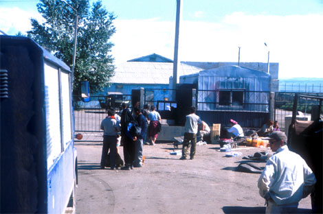 grenze mongolei - wartende leute