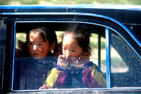 asiatische kinder im auto 