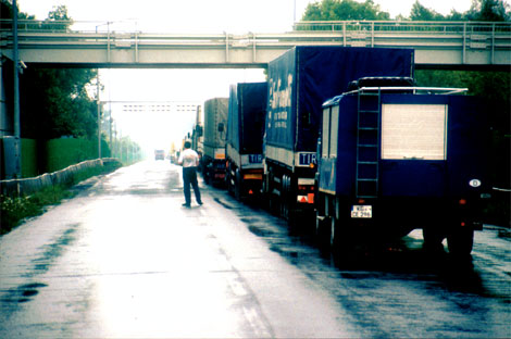 Autoschlange vor der russischen Grenze