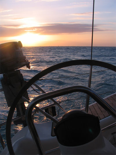 Aussenbordmotor im Sonnenuntergang