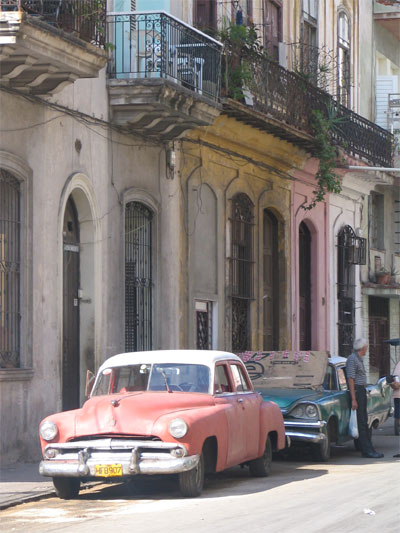 Etwas heruntergekommene amerikanische Autos