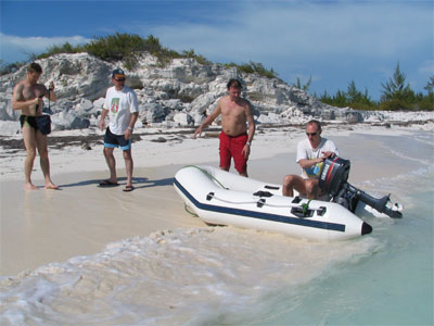 Das Dingi legt auf der Insel an