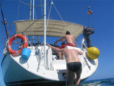 Aus dem Wasser aufs Boot kletttern