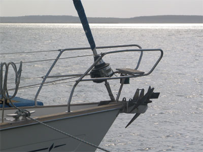 Foto vom Bug vor silbernem Meer