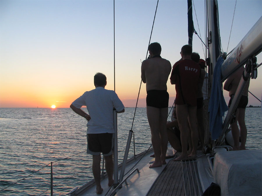 Die Crew vor dem Sonnenuntergang