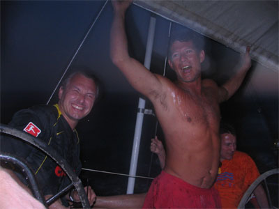 Wellen schlagen über die Bordwand