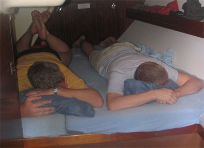 Pennen in engen Bootskabinen